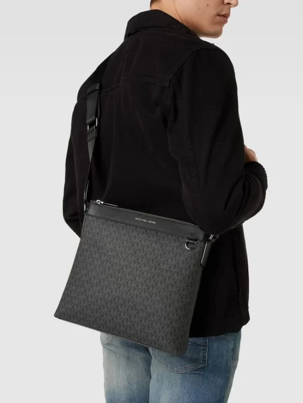 Michael Kors Umhängetasche Mit Allover-Logo – Schwarz 1